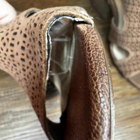 Vince Comuto Corbina sz 7 boho leather laser cut smoke taupe block heel booties - Picture 10 of 11